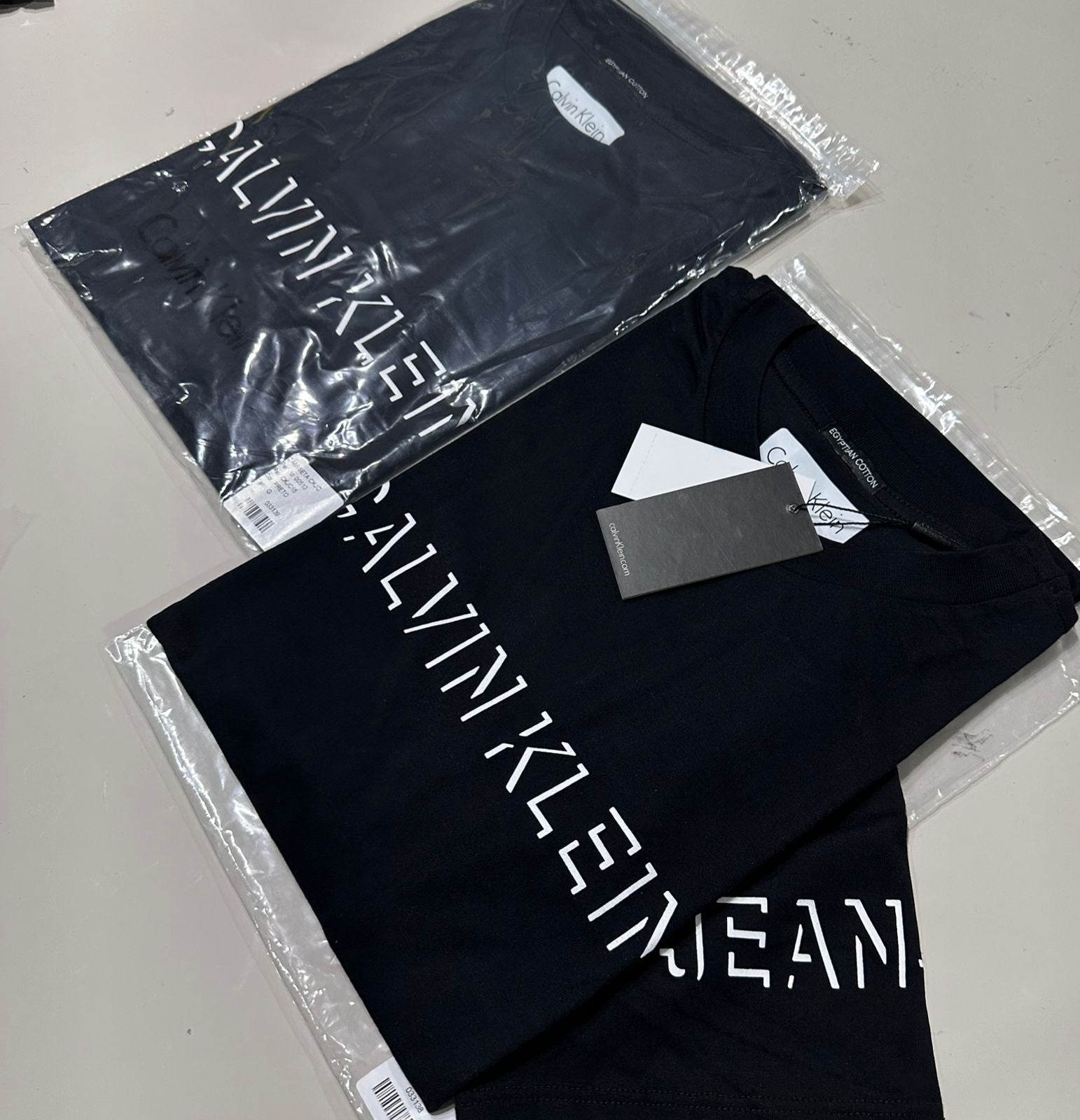 Camiseta Calvin Klein - Preta/Branca