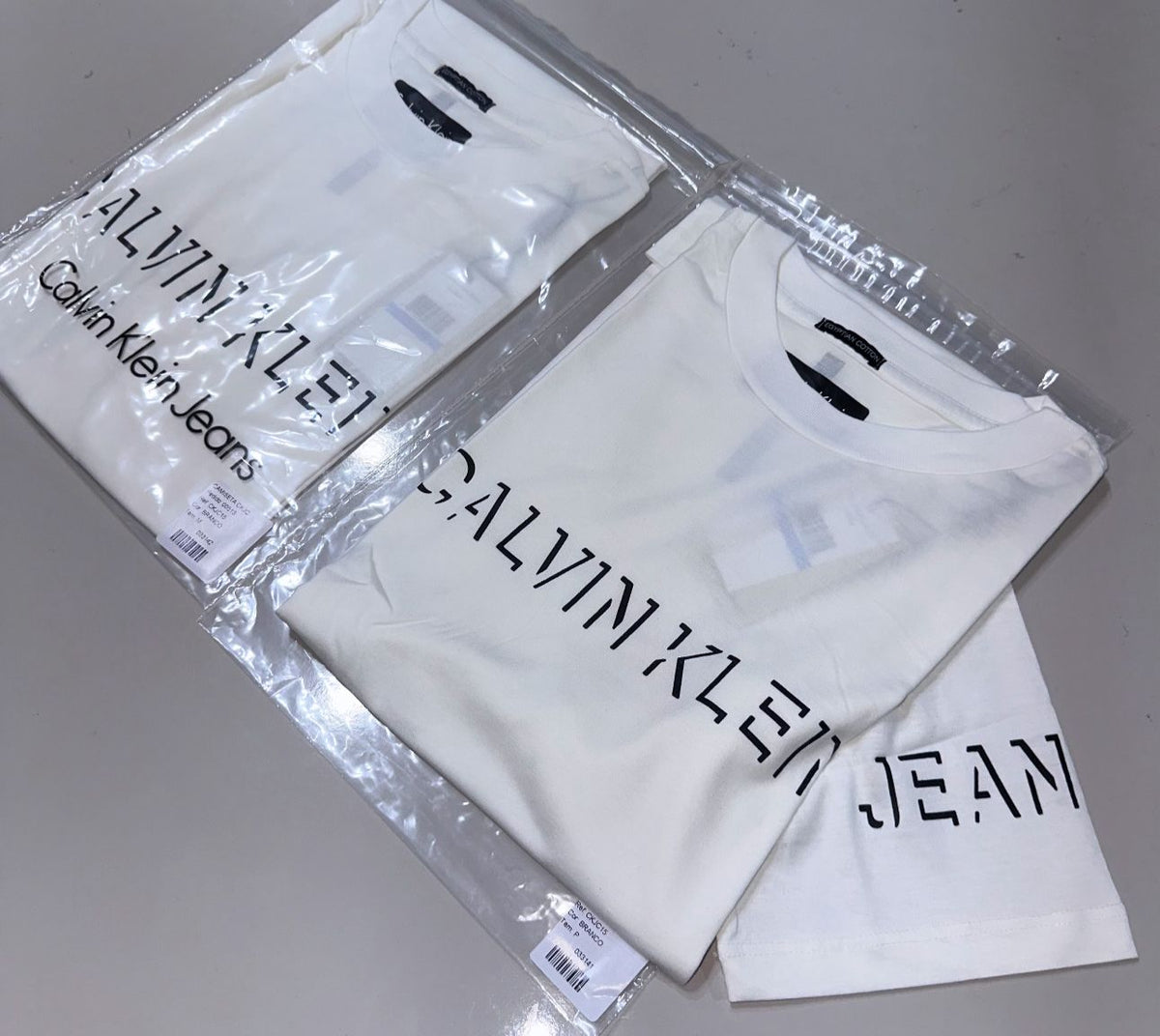 Camiseta Calvin Klein - Preta/Branca